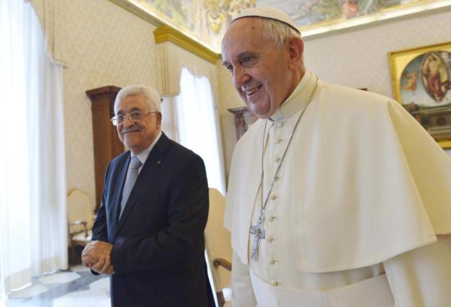 El Papa Francisco junto al lder palestino Mahmud Abs, hoy, en El...