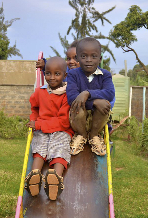 Algunos de los nios keniatas beneficiados por los 'zapatos que...