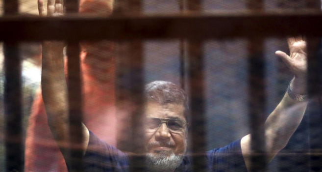 Mohamed Mursi escucha atento en el tribunal la sentencia de su caso.