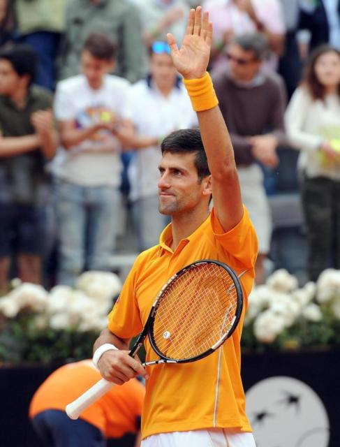 Novak Djokovic saluda tras la victoria.