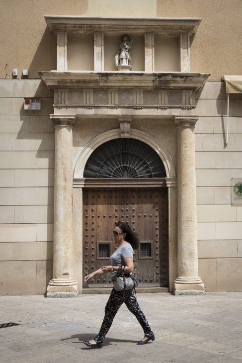 Una mujer pasea frente a la cripta de San Vicente Mrtir de Valencia.