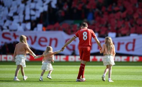 Gerrard, con sus hijas en el csped de Anfield.
