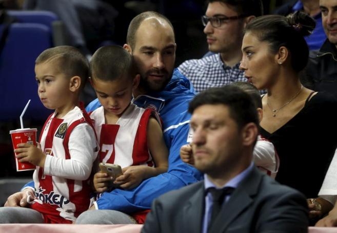 Spanoulis, junto a su mujer y sus hijos en el Palacio de los Deportes.