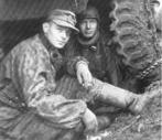 Dos soldados alemanes descansan durante la ofensiva en el bosque de...