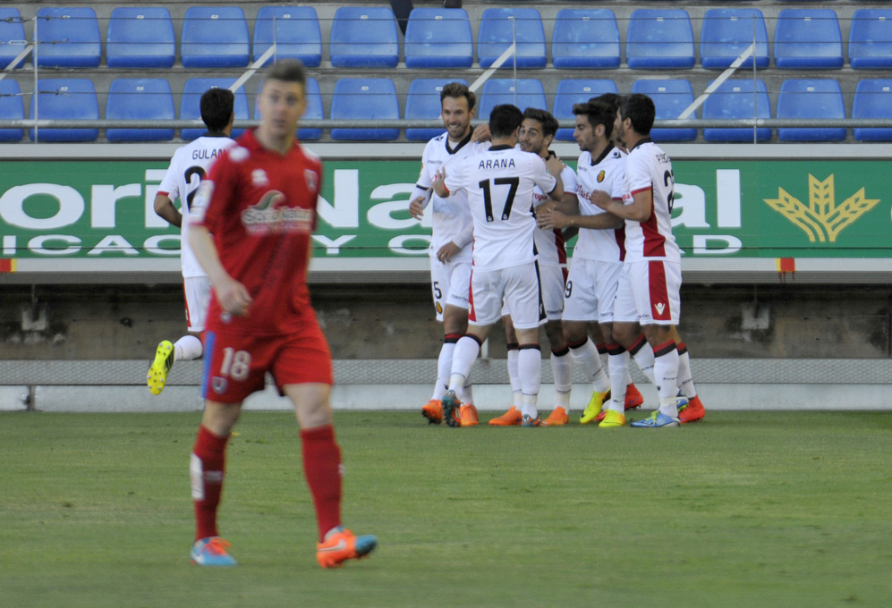 Los jugadores del Real Mallorca celebran el 0-1 marcado ayer por Javi...