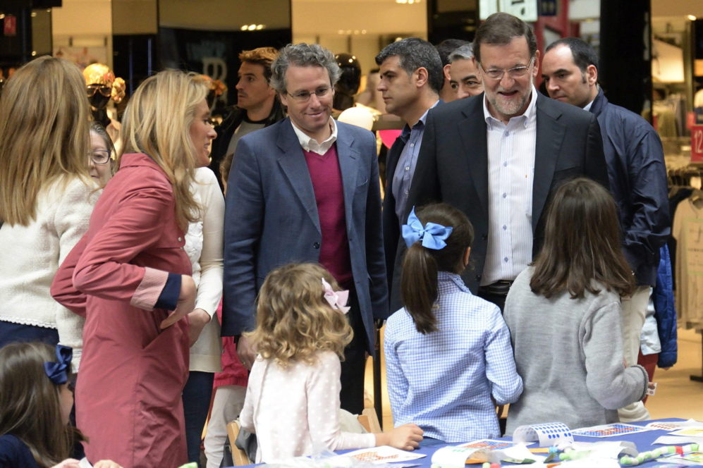El presidente del Gobierno Mariano Rajoy, durante la visita que ha...
