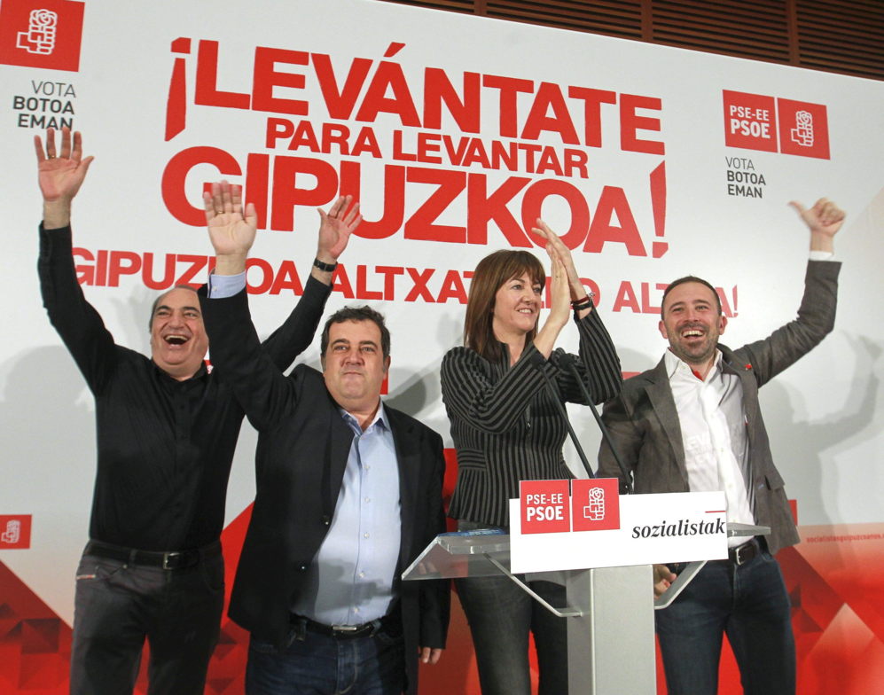 Idoia Mendia, junto al candidato a diputado general de Gipuzkoa, Denis...