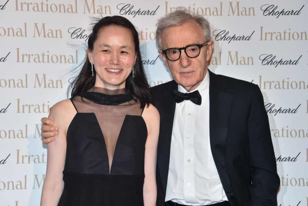Woody Allen junto a su esposa posaban juntos para los fotgrafos.