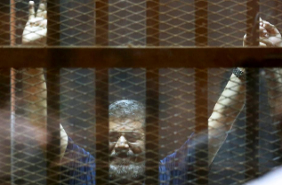 Mohamed Mursi, en la celda donde se encuentra recluido.