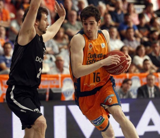 El base del Valencia Basket, Guillem Vives, trata de vencer la...
