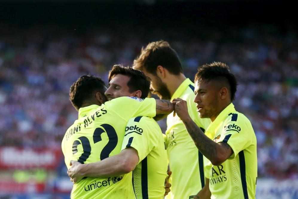 Alves, Neymar y Piqu felicitan a Messi tras su gol en el Caldern.