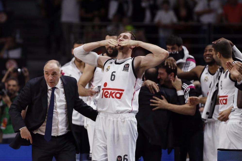 Nocioni, el MVP del partido, celebra el ttulo en el Palacio de los...