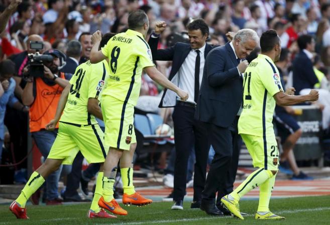 Los jugadores del Barcelona y Luis Enrique celebran el triunfo en el...