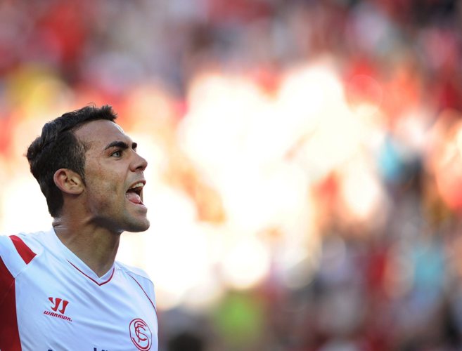 El centrocampista del Sevilla Iborra celebra con furia sus goles al...