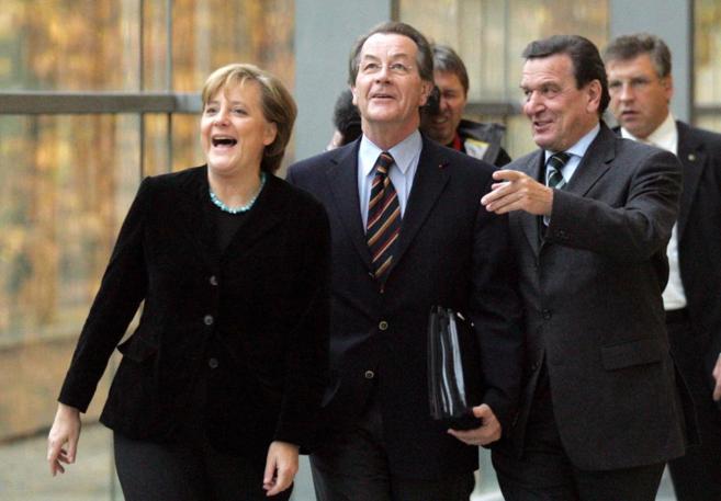 Angela Merkel, Franz Muenterfering y Gerard Schrder, en una foto de...