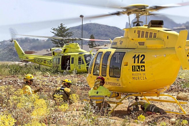 Dos helicpteros se preparan para actuar en el incendio de Vall...