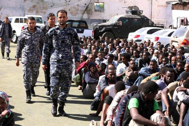 Inmigrantes detenidos en Tajura (Libia) por las autoridades del pas.