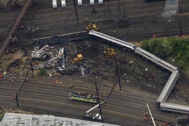 Vista area de los restos del tren descarrilado en Filadelfia, en el...