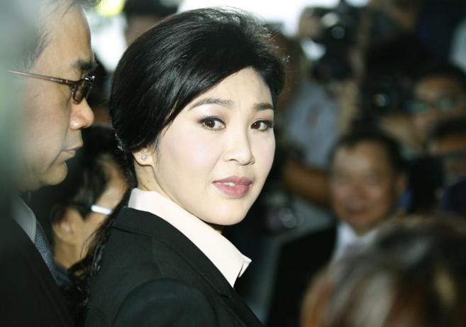 La ex primera ministra Yingluck Shinawatra al salir del Tribunal...