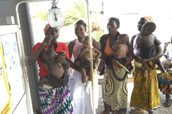 Madres pesando a sus hijos en el Centro de Investigacin en Salud de...
