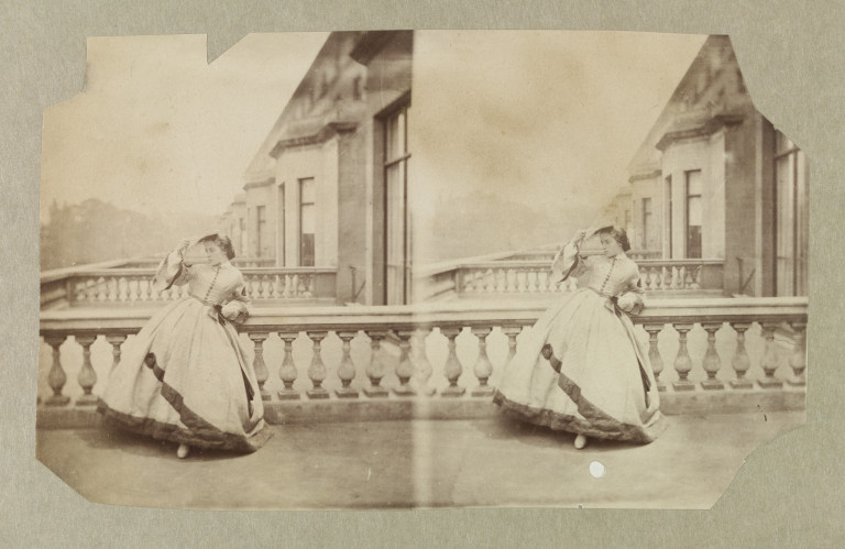 LADY HAWARDEN (1822-1865). 'Isabella Grace Maude en la terraza' (fotografa estereoscpica, 1862).
