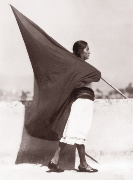TINA MODOTTI (1896-1942). 'Mujer mexicana con bandera' (1928).