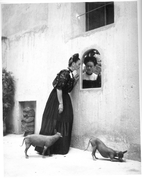 LOLA LVAREZ BRAVO (1907-1993). 'Frida Kahlo con sus perros' (1944).