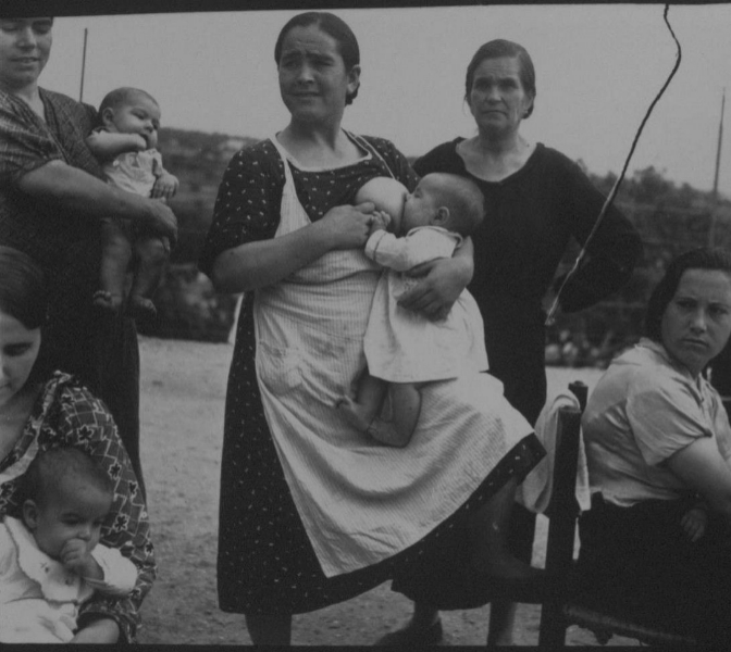 KATI HORNA (1912-2000). Mujer dando el pecho a su hijo durante la Guerra Civil en Vlez Rubio, Almera (1937).