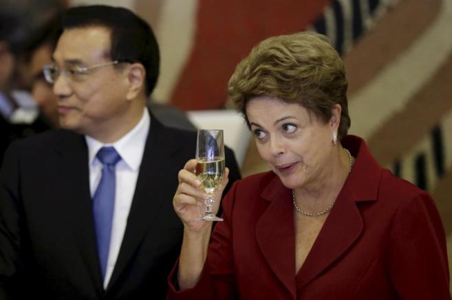 Dilma Rousseff brinda con el primer ministro chino Li Keqiang de...