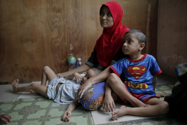 Una familai de la minora musulmana rohingya vive en una casa de...