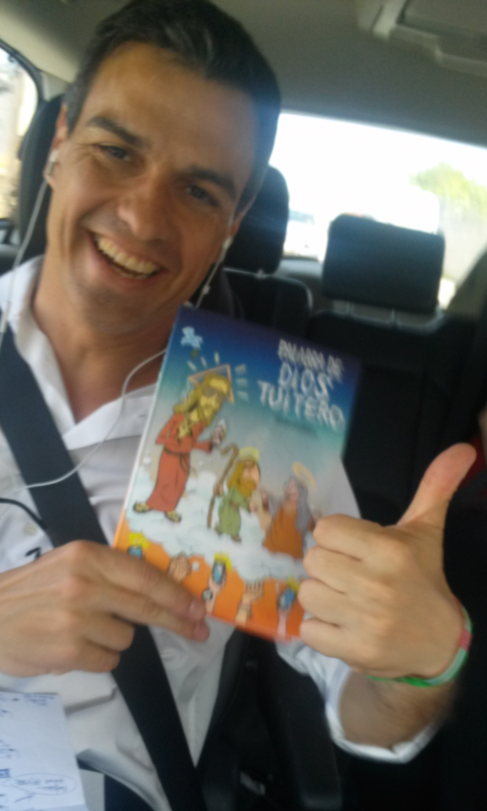 Pedro Snchez, con el libro de 'Dios', en la Caravana del PSOE.