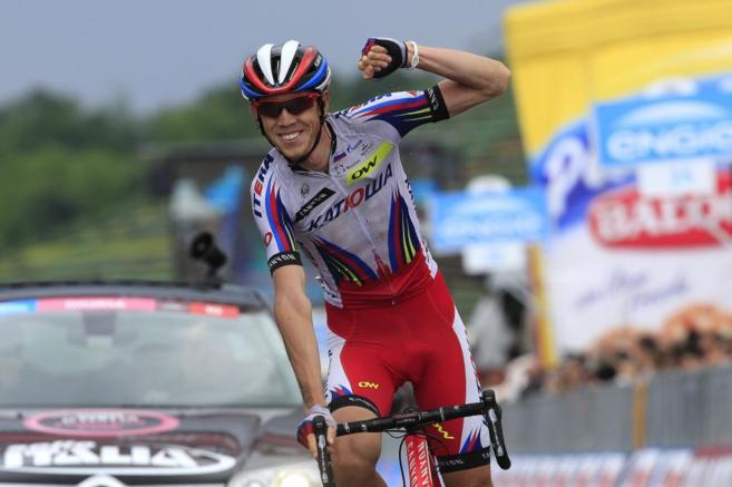 Ilnur Zakarin (Katusha) levanta el puo en Imola, durante el Giro de...