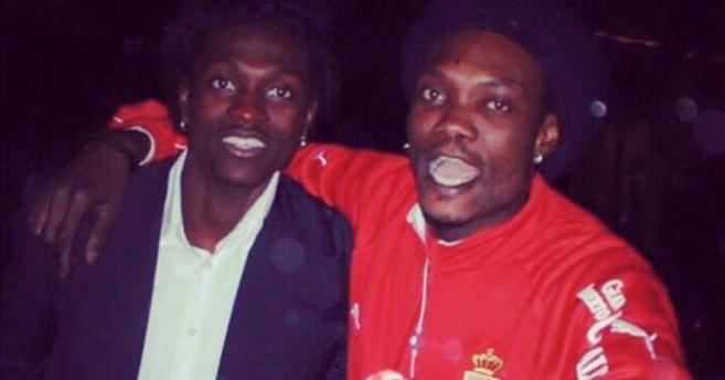 Adebayor (izquierda), junto a su hermano Kola, en su etapa como...