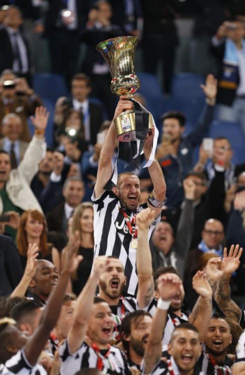 Chiellini levanta el trofeo de campen de Coppa.