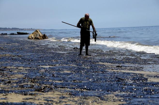 Un hombre en una playa de California afectada por el vertido.