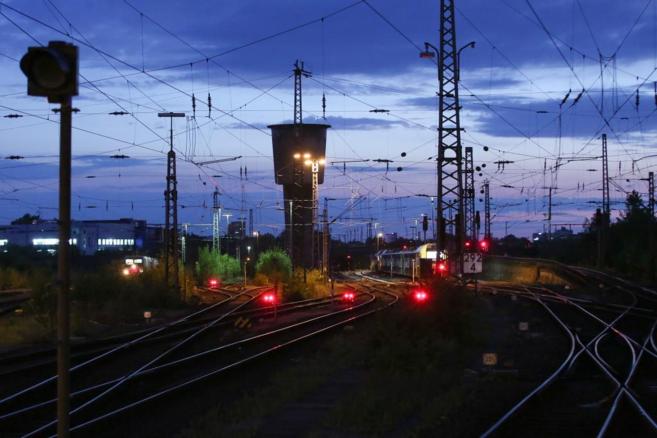 Vas del tren de madrugada en Bahnhof Altona, Hamburgo (Alemania)