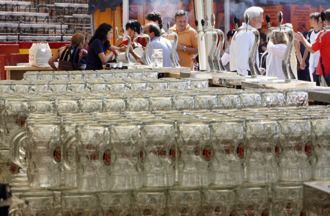 Decenas de jarras de cerveza en la Fiesta de la Cerveza de la Plaza de...