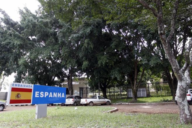Entrada a la embajada espaola en Brasilia (Brasil).