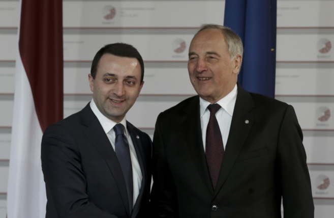 El primer ministro de Georgia, Irakly Garibashvili, saluda al...