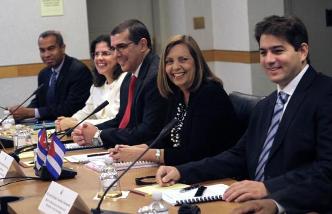Los representes del Gobierno cubano, en la mesa de negociacin en La...