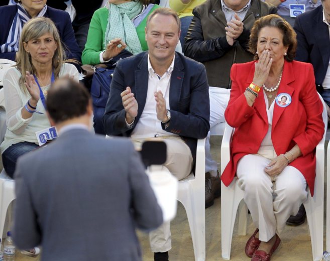 Rita Barber, junto a Alberto Fabra, lanza un beso a Rajoy que le...