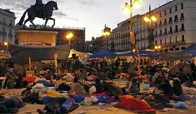 Los manifestantes en la Puerta del Sol hace cuatro aos.