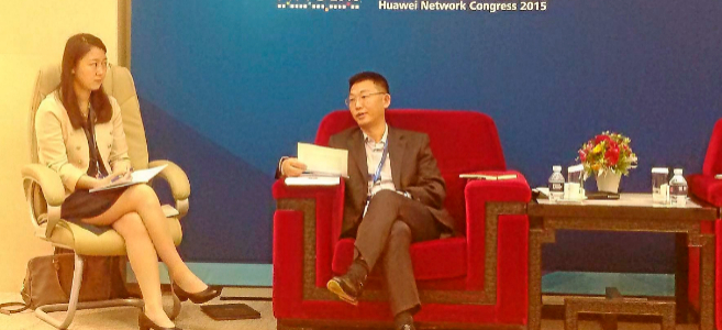Leon He, de Huawei, durante su encuentro con periodistas en Beijing.
