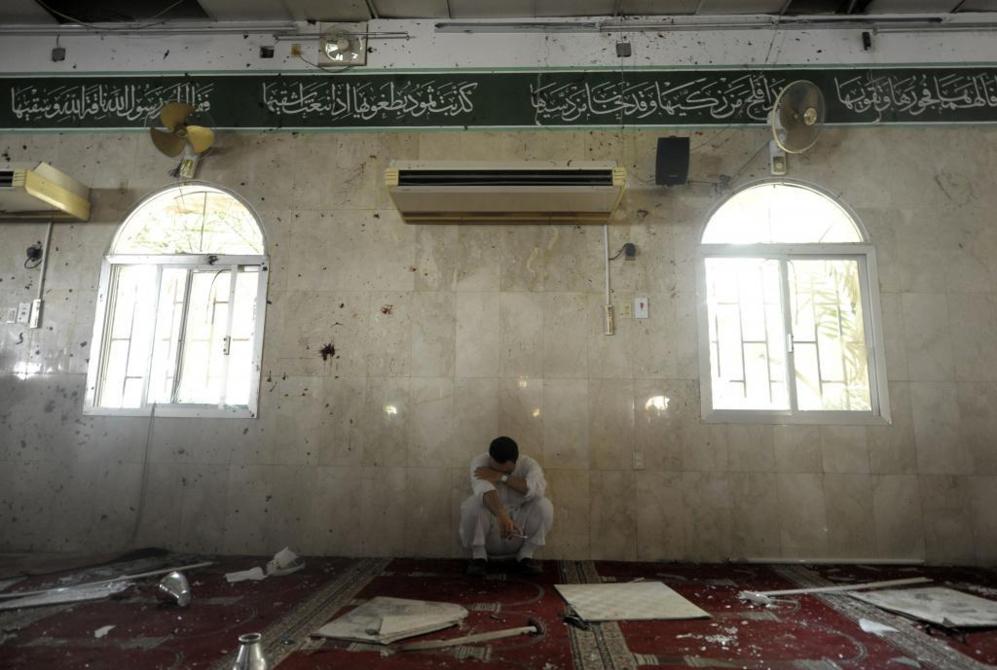 Un ciudadano saud llora en la mezquita atacada en Al Qadih.