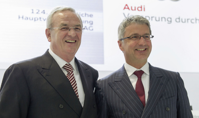 Rupert Stadler, presidente de Audi (der), y Martin Winterkorn,...