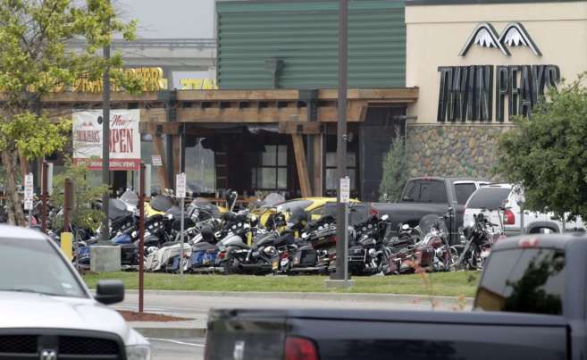 Decenas de motos aparcadas en Waco frente al lugar donde ocurri el...