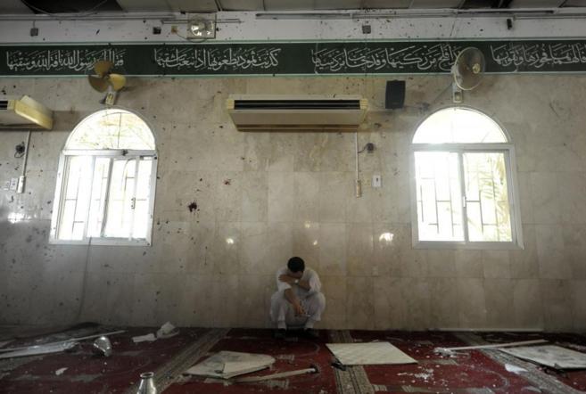 Un hombre, en la mezquita chi que sufri el atentado terrorista...