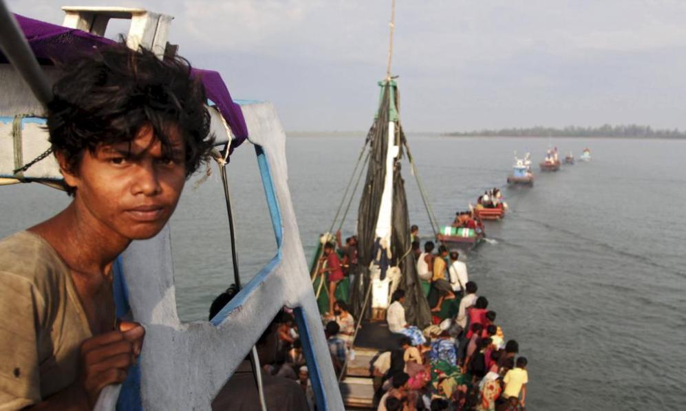 Una 'caravana' de embarcaciones de pescadores remolca navos negreros...