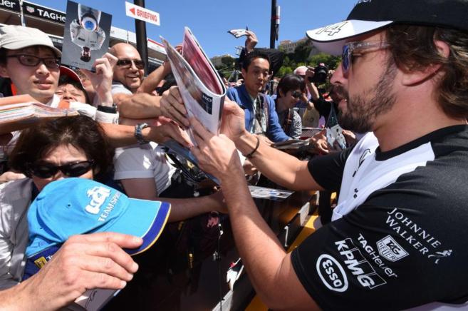 Fernando Alonso firma autgrafos el viernes en Montecarlo.