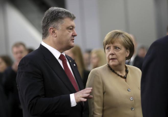 Angela Merkel, junto al presidente ucraniano, Petro Poroshenko.